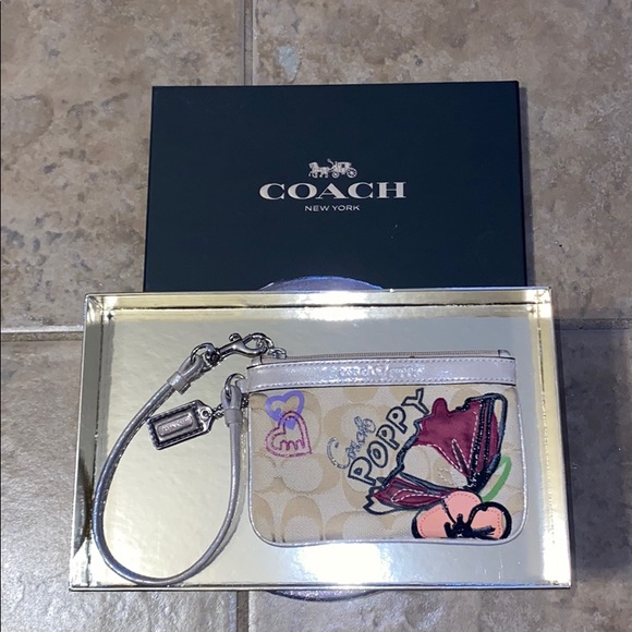Coach canvas poppy wristlet w bonus gift 🤩 - Picture 6 of 6
